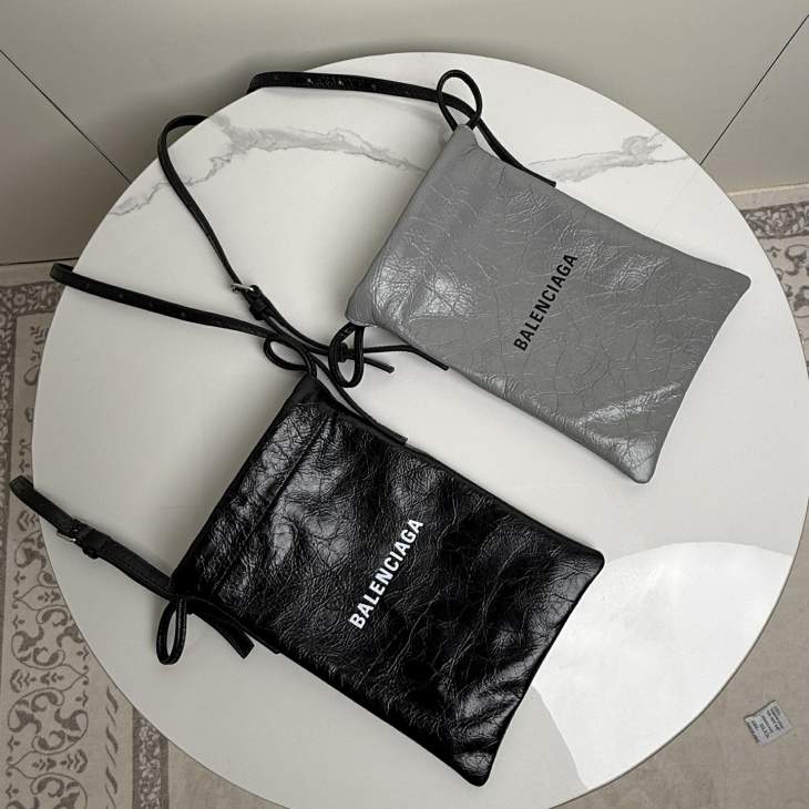 Picture of Balenciaga Handbags _SKUfw225795654fw